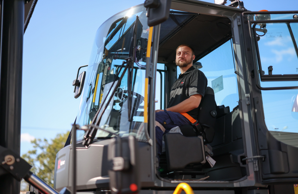 Cabin of Electric Heavy Forklift MDG15 for mining industry Cabin of Electric Heavy Forklift MDG15 for mining industry